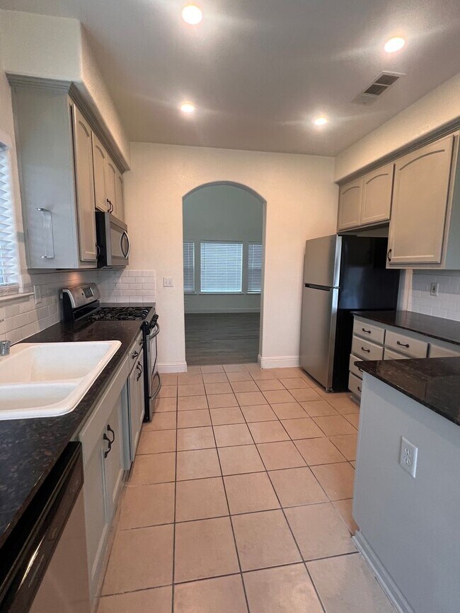 Building Photo - Large Two Story Home Recently Remodeled Available NOW