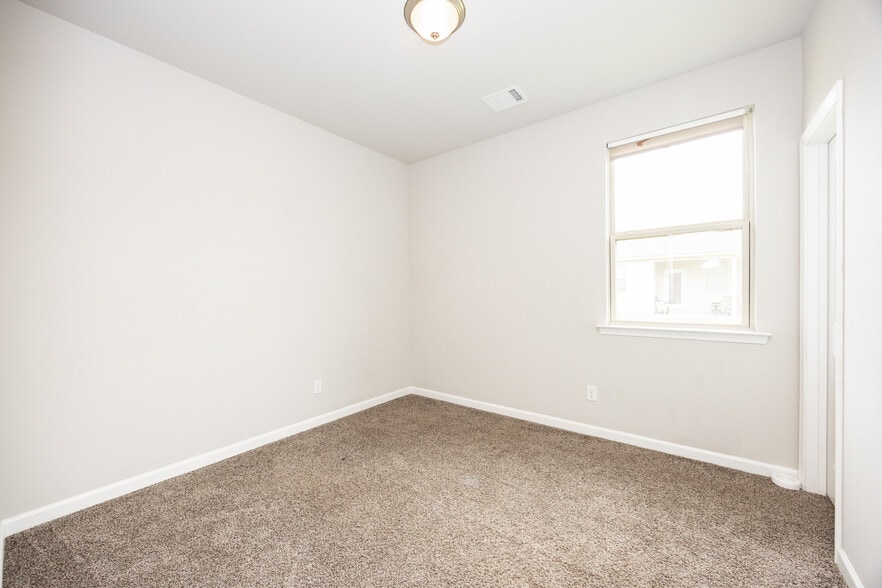 Building Photo - 13667 Willamette Way