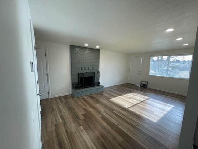 Building Photo - **AVAILABLE SOON** 3 Bedroom RANCH STYLE in Hillsboro!