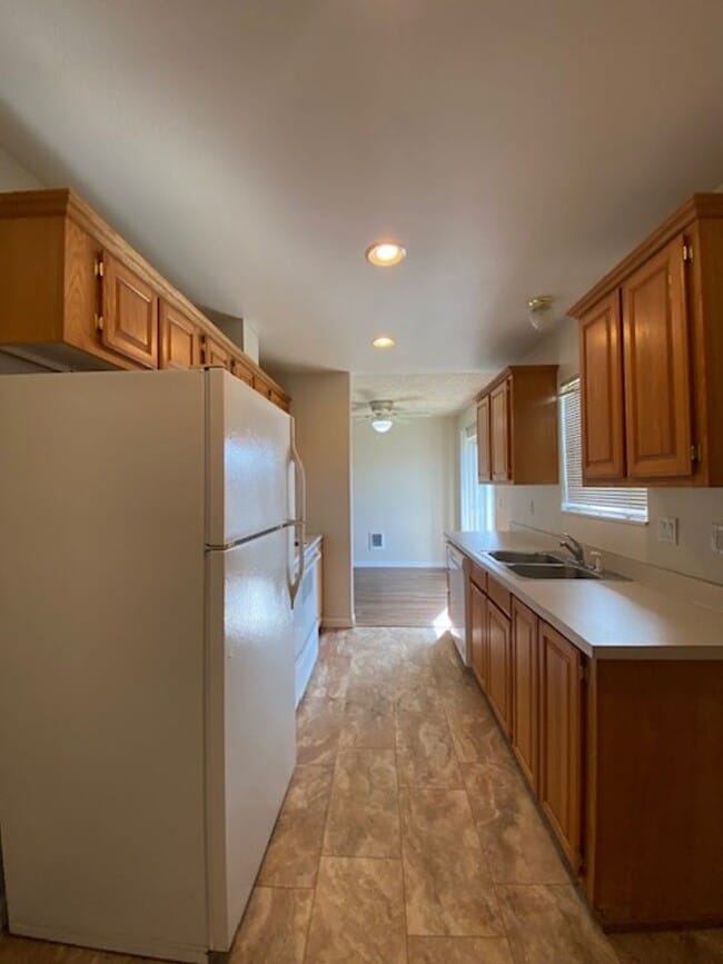 Building Photo - Duplex Close To Downtown!