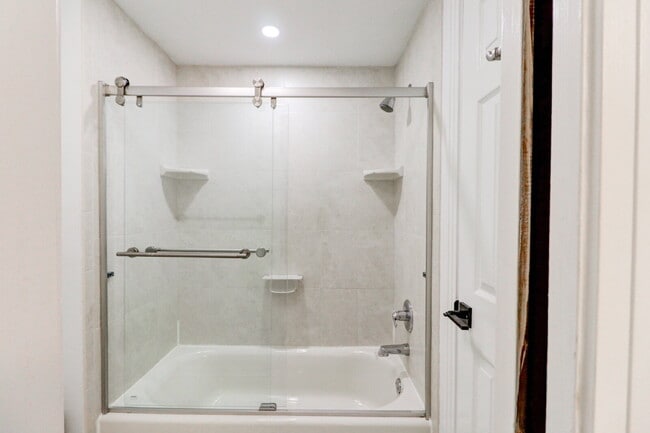 Building Photo - Fully Furnished 4-Bedroom Pool Home with Golf Course Views in Northdale