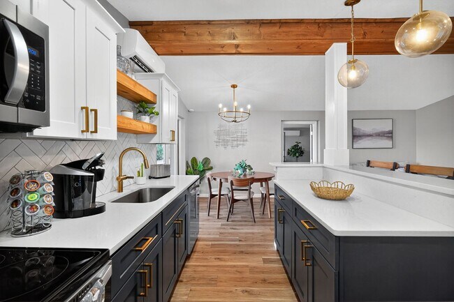 Building Photo - Discover lakeside living at its finest.