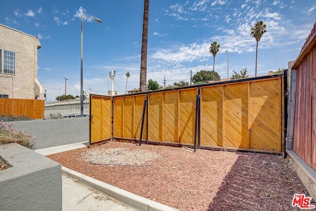 Building Photo - 419 S Lorena St