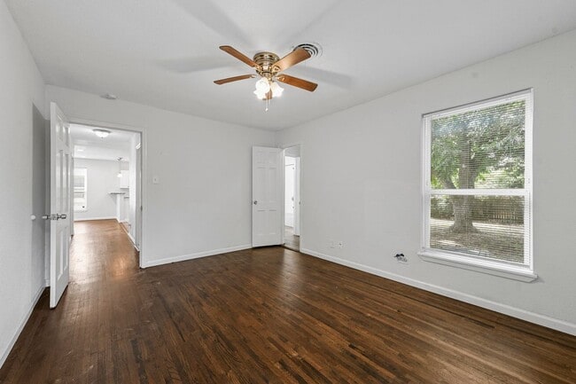 Building Photo - Single Family Home in 76109