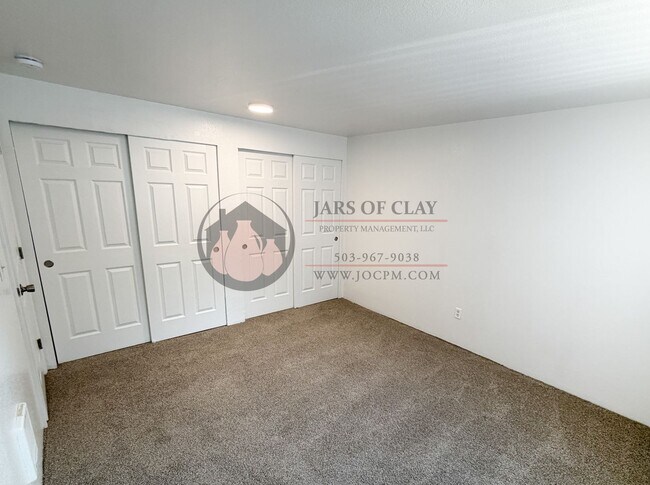 Building Photo - Ground Floor 2 Bedroom with Washer/Dryer Hook-ups!