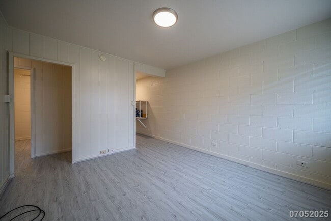 Building Photo - Available Now! 2 BD / 1 BA / 1 Parking sta...