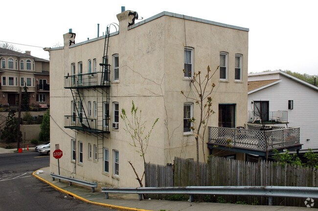 Building Photo - 353 Gorge Rd