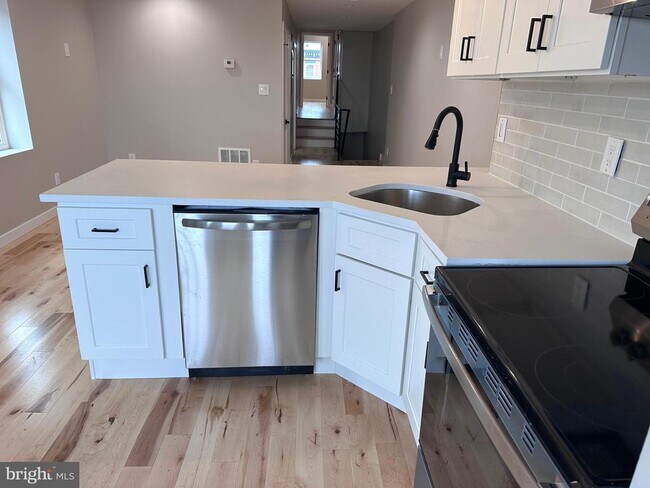 Building Photo - 2821 W Girard Ave