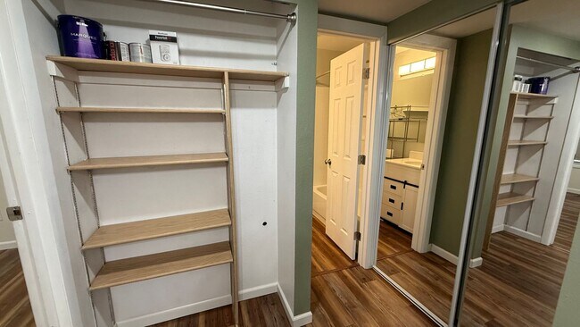 Building Photo - Well Maintained Top Floor 2 Bed/2 Bath Con...