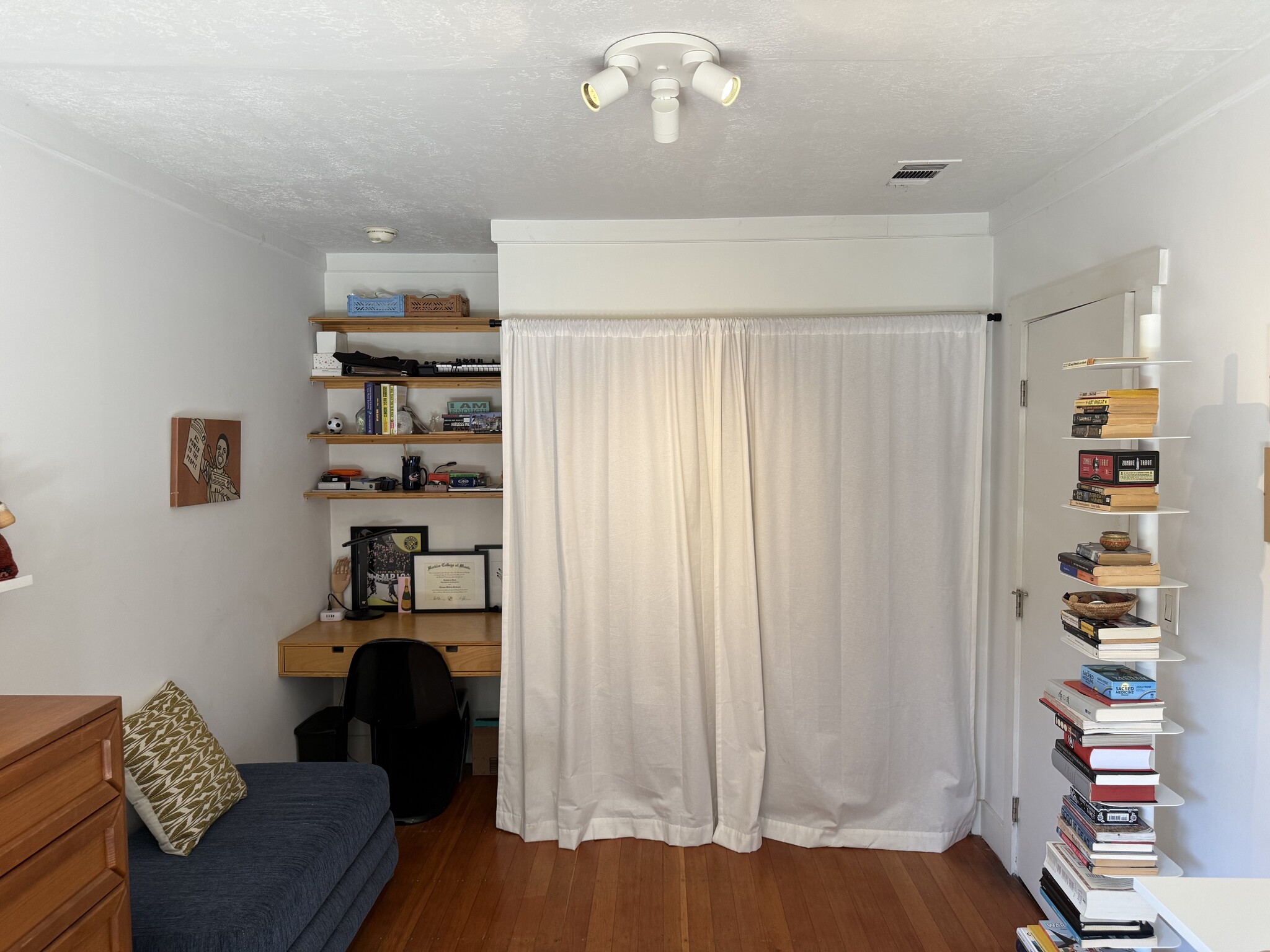 Bedroom 2 has built in desk - 2343 Yosemite Dr