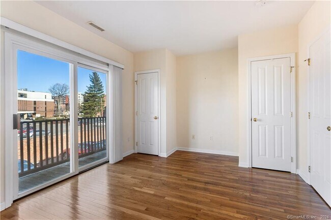 Building Photo - 13 Dolsen Pl