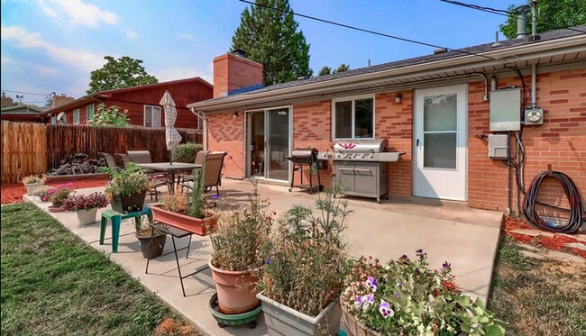 Building Photo - Huge room in a large shared home, private bathroom, great neighborhood, friendly roommates!