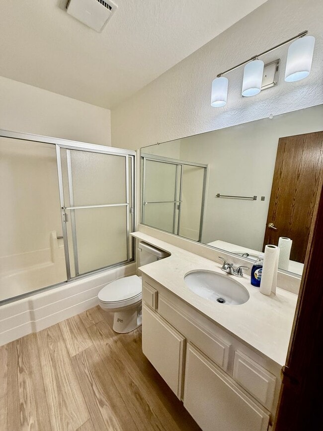 Building Photo - Nice Single Story Home