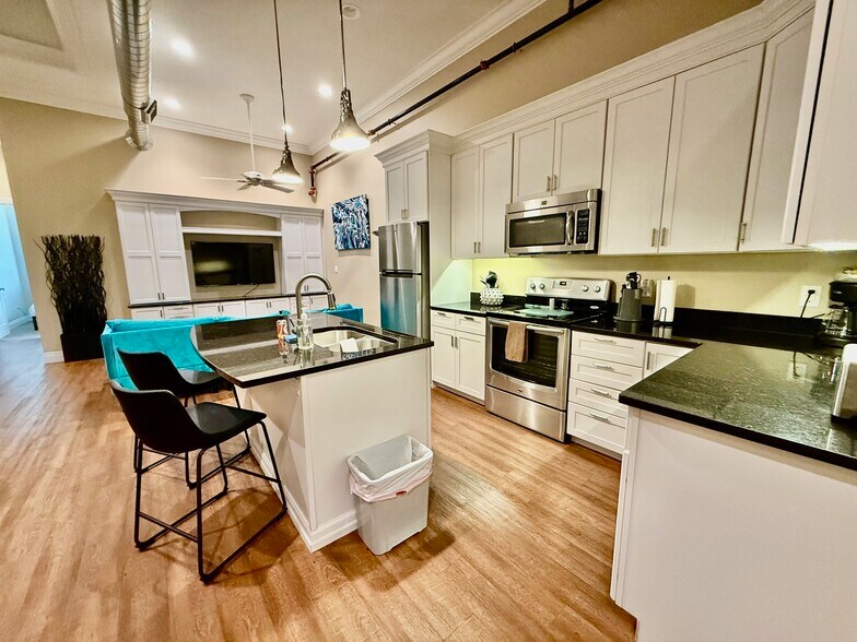 Building Photo - 317 Main St