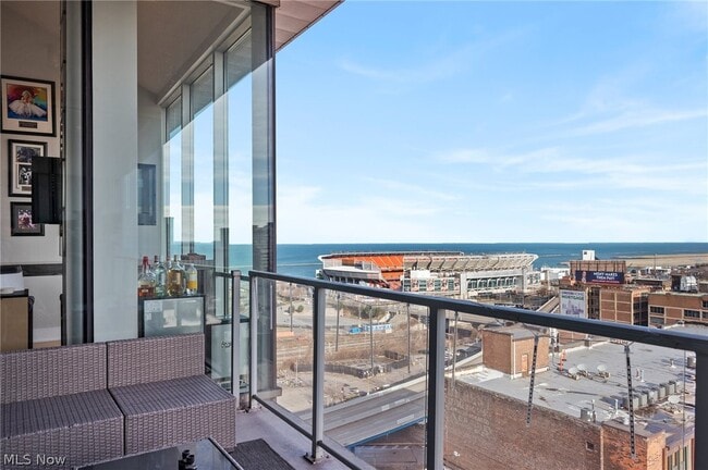 Building Photo - 701 W Lakeside Ave