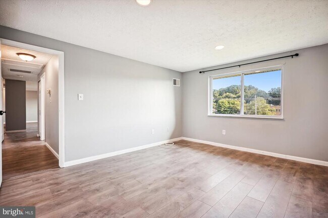 Building Photo - 12405 Hickory Tree Way