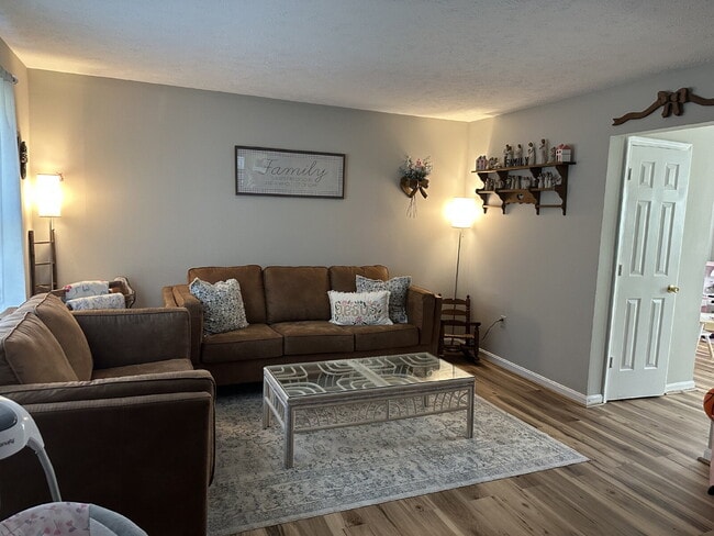 Building Photo - Newly Renovated 2-Bedroom Townhouse in Front Royal _ Pet Friendly well maintained home.