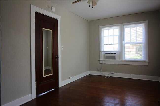 Building Photo - 608 Chautauqua Ave