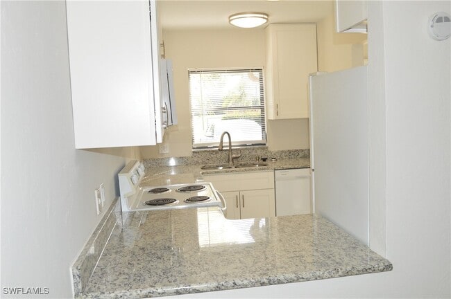 Building Photo - 26560 Southern Pines Dr