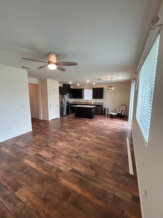 Building Photo - Don't miss this out 3 bedroom 2 bath with solar in Hanford!