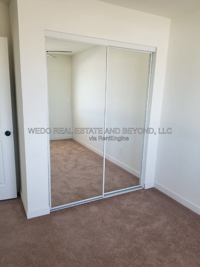 Building Photo - 813 E Siesta Dr