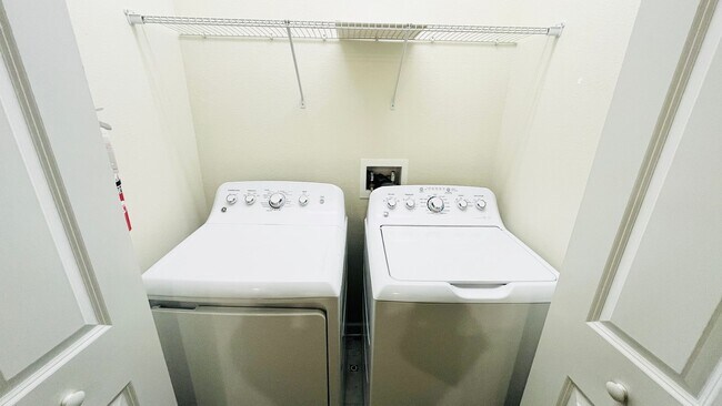 Building Photo - 4 bed 3.5 bath Townhouse In Storey Lake