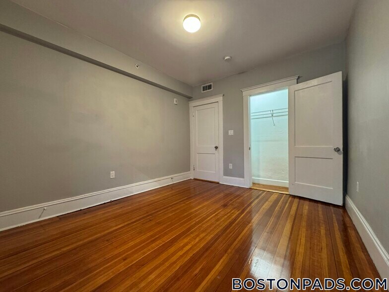 Building Photo - 190 Kelton St