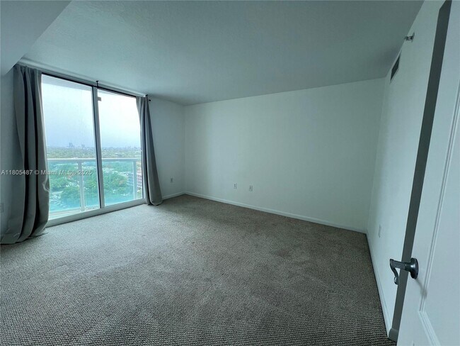 Building Photo - 2101 Brickell Ave