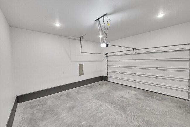 Building Photo - $2,495.00, 3 bed,2.5 bath located in Color...