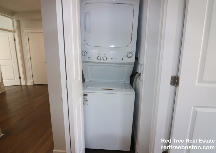 Building Photo - 81 Park Dr