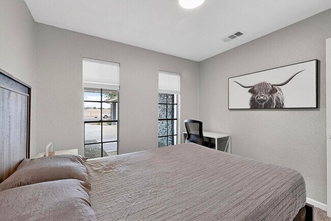 Building Photo - Updated 3 bedroom duplex near Greenbelt!