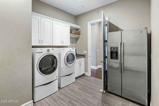 Building Photo - 2051 E Aris Dr