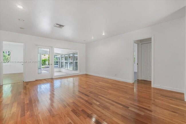 Building Photo - 613 NE 17th Terrace