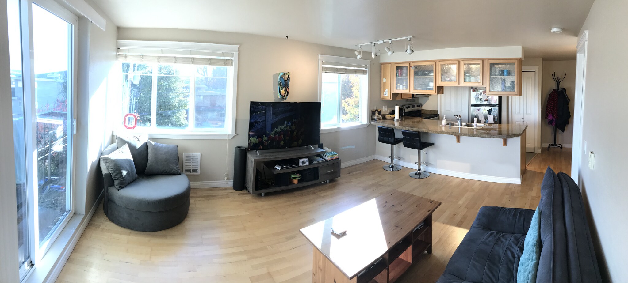 Living room with open kitchen - 2200 Thorndyke Ave W