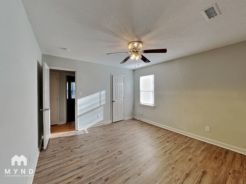 Building Photo - 2241 Thornfield Rd