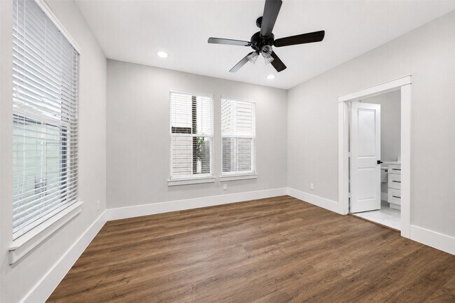 Building Photo - 1421 W 23rd St