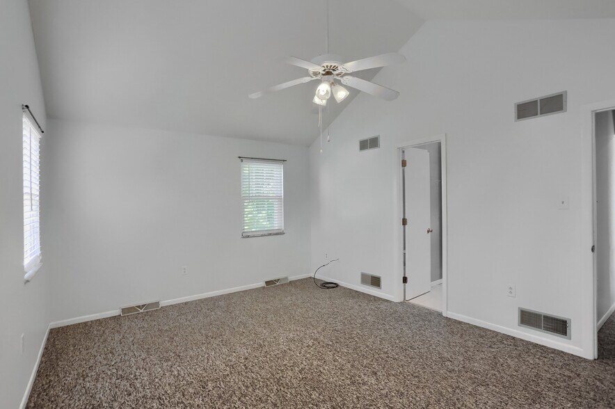 Building Photo - 2624 Hunters Point Dr