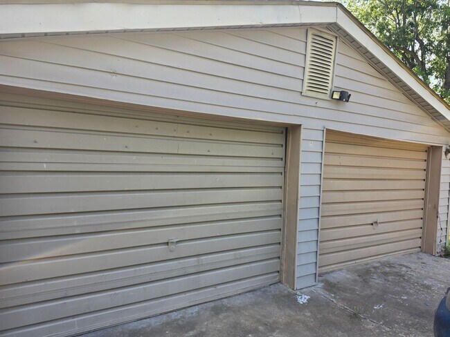 Building Photo - 3 bedroom 1.5 bath with 2-car garage