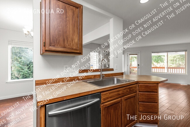 Building Photo - 2002 Magnolia Rd