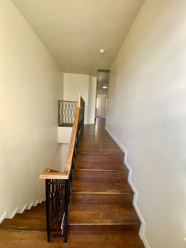 Building Photo - Spacious 4 Bed, 3 Bath Townhouse in Torrance $3,850