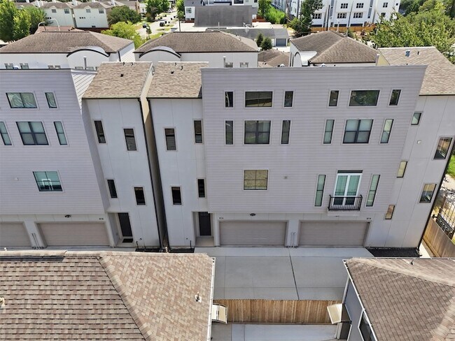 Building Photo - 816 W 22nd St