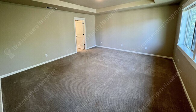 Building Photo - 4 BR - 2.5 BA Luxury Golf Course Living on...
