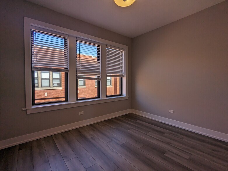 Building Photo - 3941 N Janssen Ave