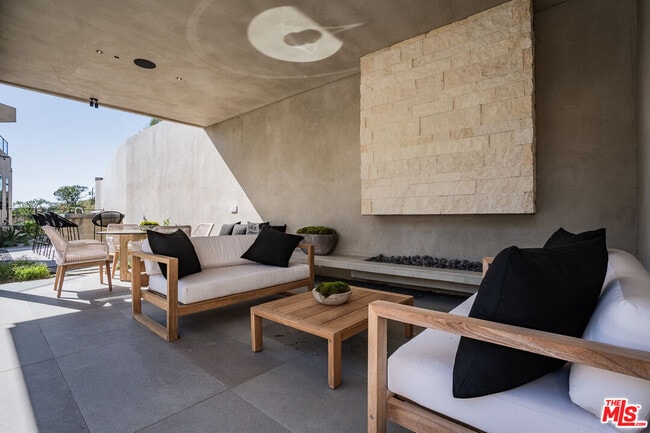 Building Photo - 1205 Las Lomas Pl