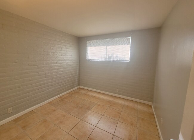 Building Photo - Eastside 4 bedroom-2 bath