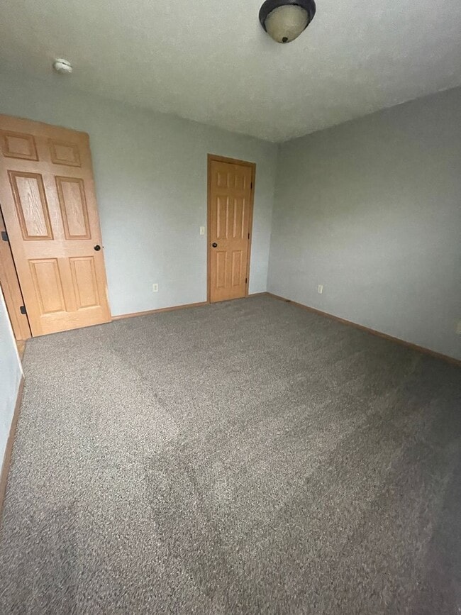 Building Photo - 705-707 E Watermill Cir
