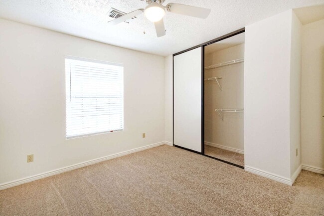 Building Photo - Comfortable home on a cul-de-sac with a great floorplan.