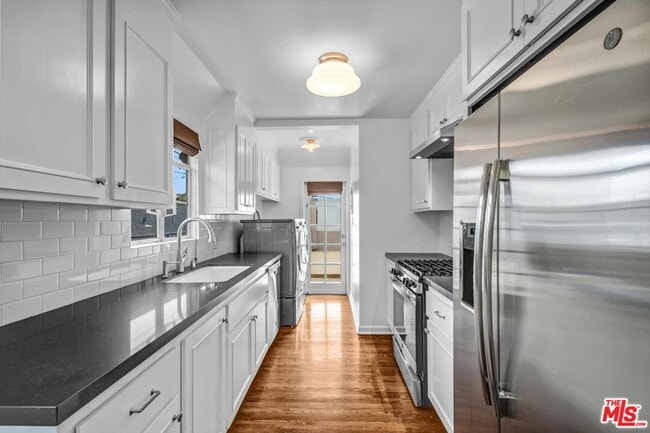 Building Photo - 350 S Roxbury Dr