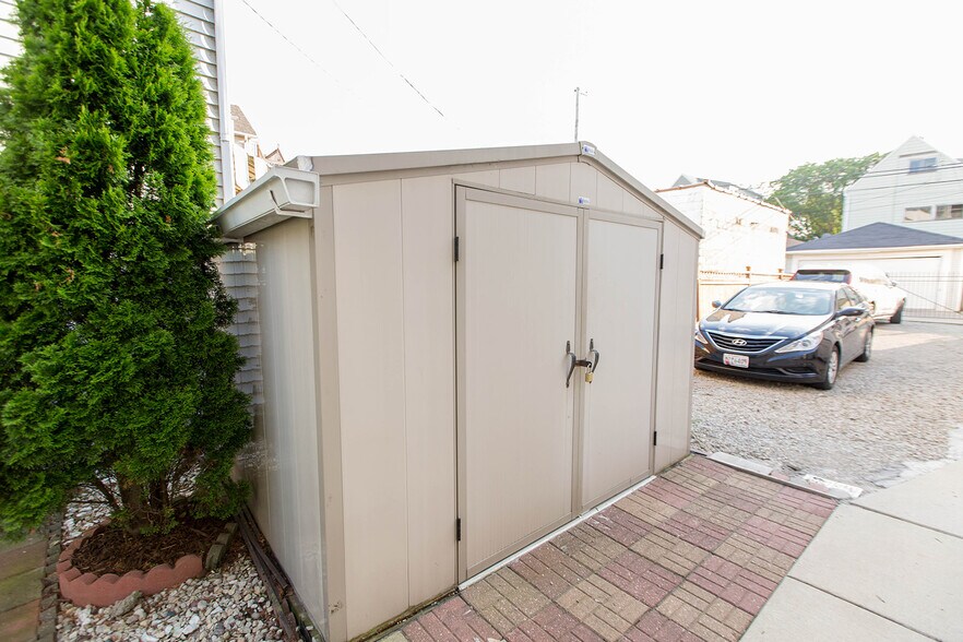 Building Photo - 2842 N Hamlin Ave