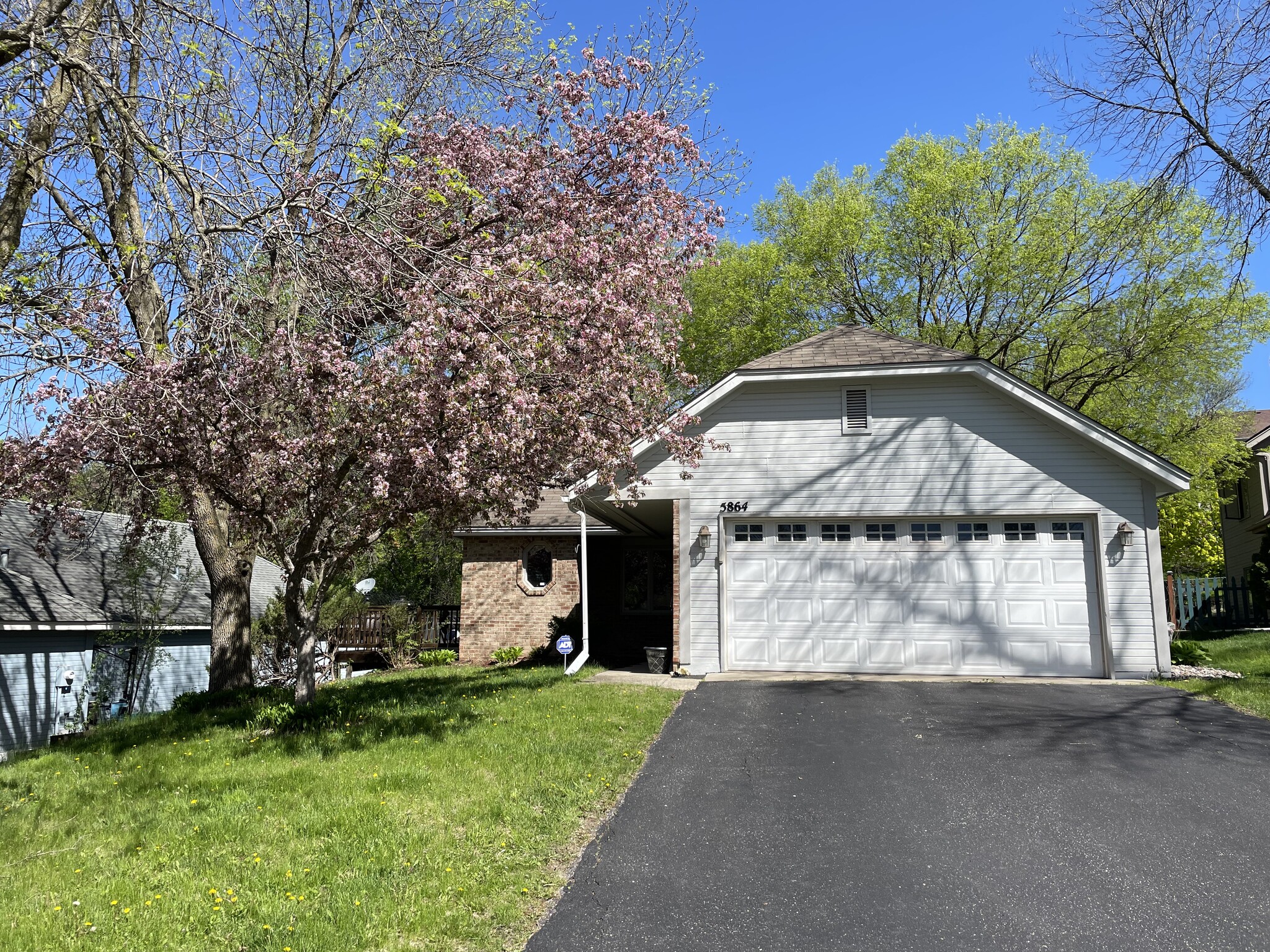 Building Photo - 5864 Red Cherry Ln